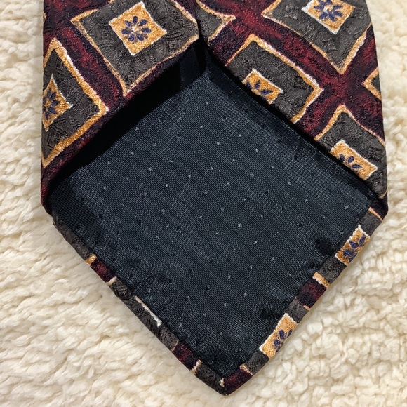 SILK Tie - Picture 4 of 7